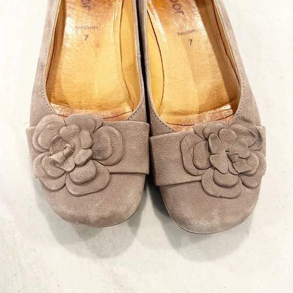 Gabor Flats with Flower in a Taupe Suede size 7 / 9.5