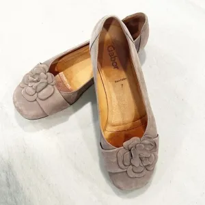 Gabor Flats with Flower in a Taupe Suede size 7 / 9.5