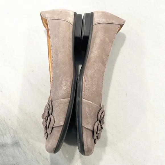 Gabor Flats with Flower in a Taupe Suede size 7 / 9.5