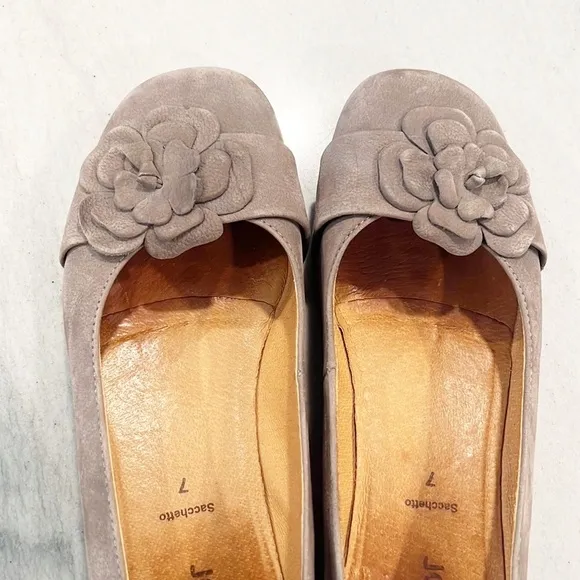 Gabor Flats with Flower in a Taupe Suede size 7 / 9.5