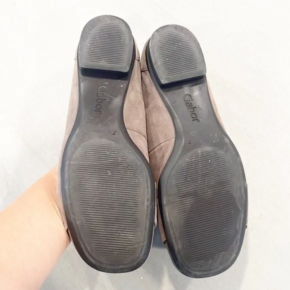 Gabor Flats with Flower in a Taupe Suede size 7 / 9.5
