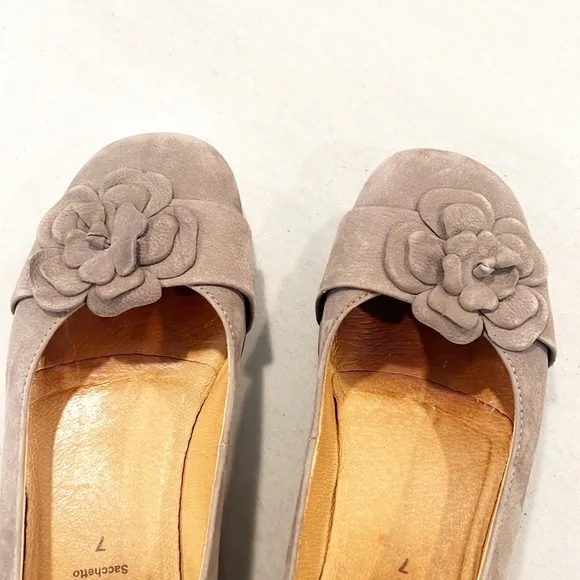 Gabor Flats with Flower in a Taupe Suede size 7 / 9.5