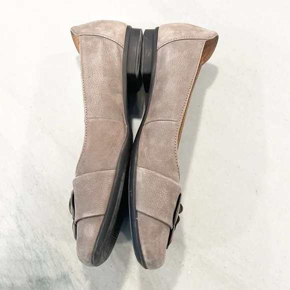 Gabor Flats with Flower in a Taupe Suede size 7 / 9.5