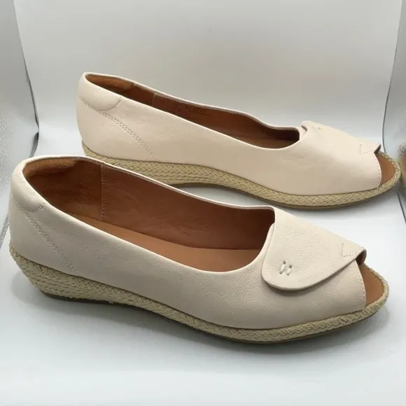 Gentle Souls by Kenneth Cole New Women's Beige Leather Peep Toe Flats, Size 7