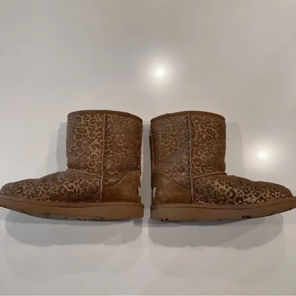 Girls UGG Classic Short II Leopard Sparkle Boots Size 3