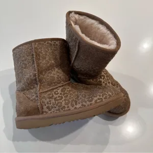 Girls UGG Classic Short II Leopard Sparkle Boots Size 3