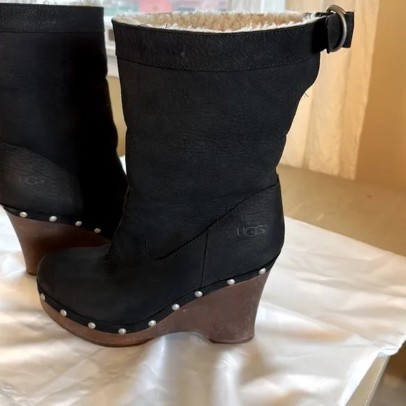🍂🌾GORGEOUS UGG CARNAGIE BLACK WOODEN WEDGE BOOTS WITH SHEARLING LINED SIZE 7🖤
