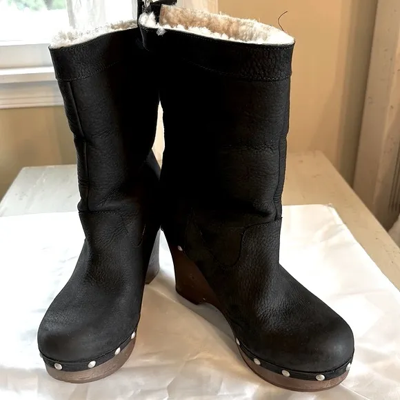 🍂🌾GORGEOUS UGG CARNAGIE BLACK WOODEN WEDGE BOOTS WITH SHEARLING LINED SIZE 7🖤