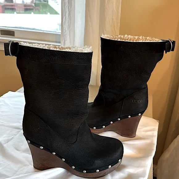 🍂🌾GORGEOUS UGG CARNAGIE BLACK WOODEN WEDGE BOOTS WITH SHEARLING LINED SIZE 7🖤