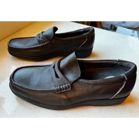 Gravity Defyer Men’s Size 11.5 Loafers Brown Pebble Finish EUC Leather Pig Skin