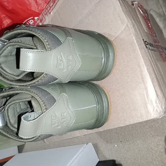 Green Mesh Low-Top Sneakers with Breathable Design