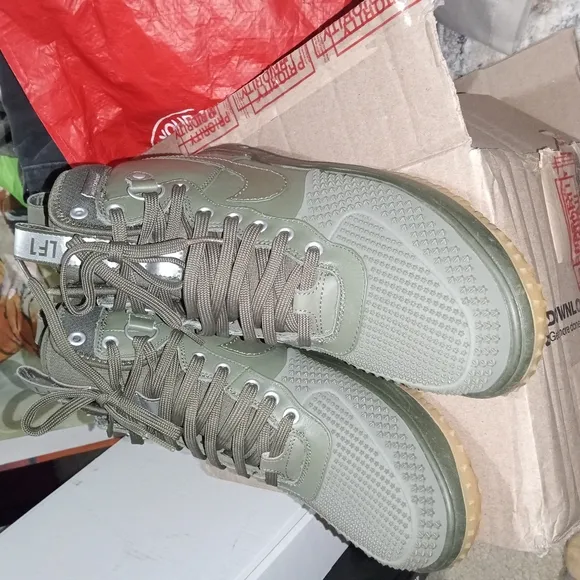 Green Mesh Low-Top Sneakers with Breathable Design
