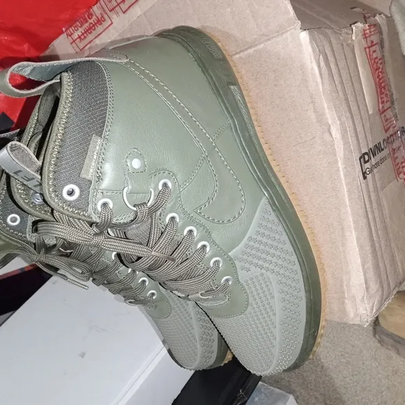 Green Mesh Low-Top Sneakers with Breathable Design