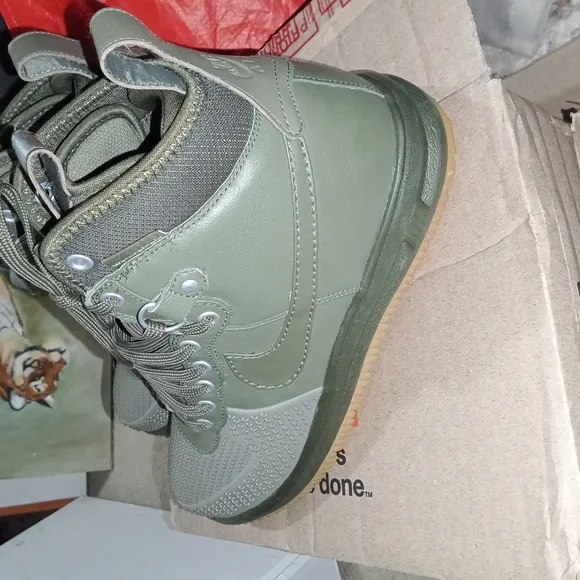 Green Mesh Low-Top Sneakers with Breathable Design