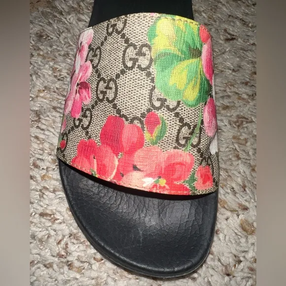 GUCCI GG Supreme St. Blooms Place Slides - Size 39 - Good condition!