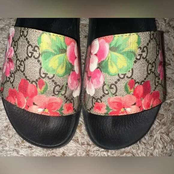 GUCCI GG Supreme St. Blooms Place Slides - Size 39 - Good condition!