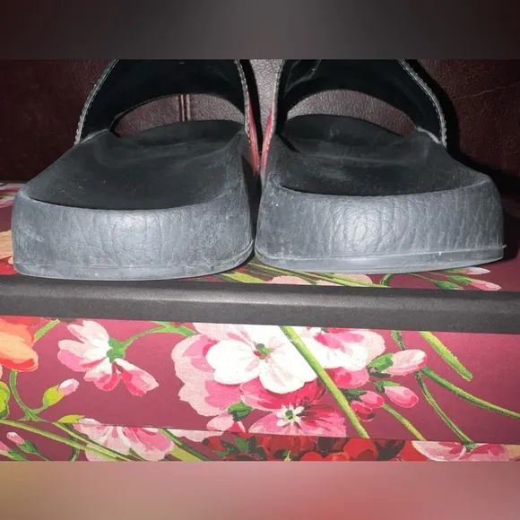 GUCCI GG Supreme St. Blooms Place Slides - Size 39 - Good condition!