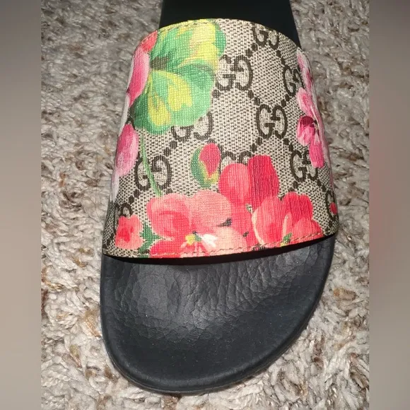 GUCCI GG Supreme St. Blooms Place Slides - Size 39 - Good condition!