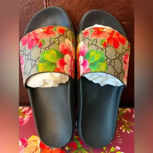 GUCCI GG Supreme St. Blooms Place Slides - Size 39 - Good condition!