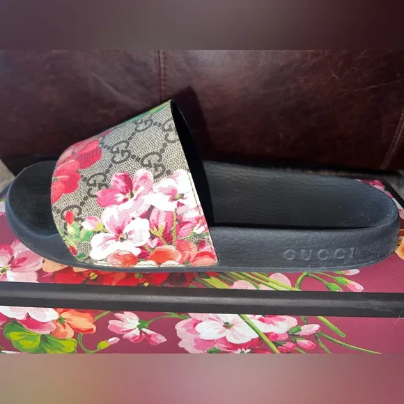 GUCCI GG Supreme St. Blooms Place Slides - Size 39 - Good condition!