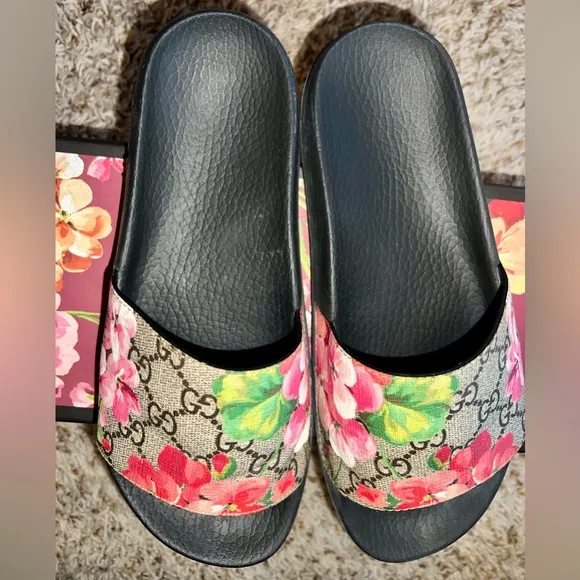 GUCCI GG Supreme St. Blooms Place Slides - Size 39 - Good condition!