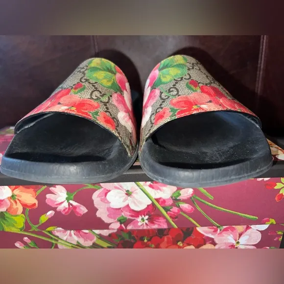 GUCCI GG Supreme St. Blooms Place Slides - Size 39 - Good condition!