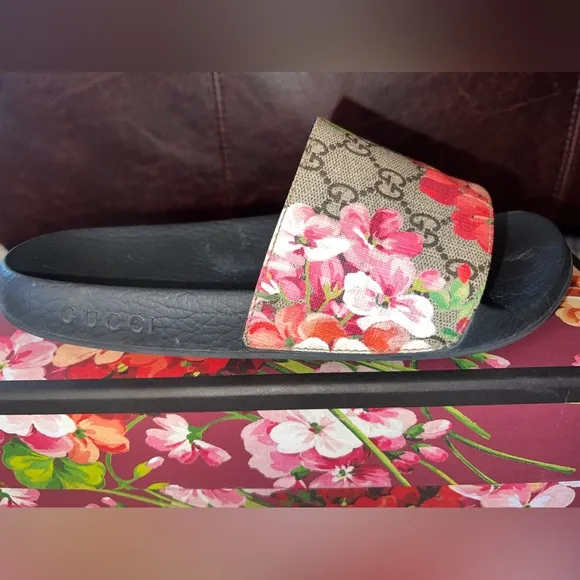 GUCCI GG Supreme St. Blooms Place Slides - Size 39 - Good condition!