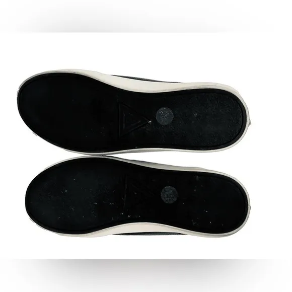 GUESS Leather Slip On sneakers. Sz 10
