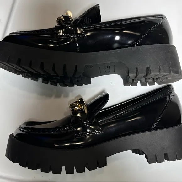 Guess Womens Hillford Chunky Black Patent Leather Gold chain Loafers Sz 7.5