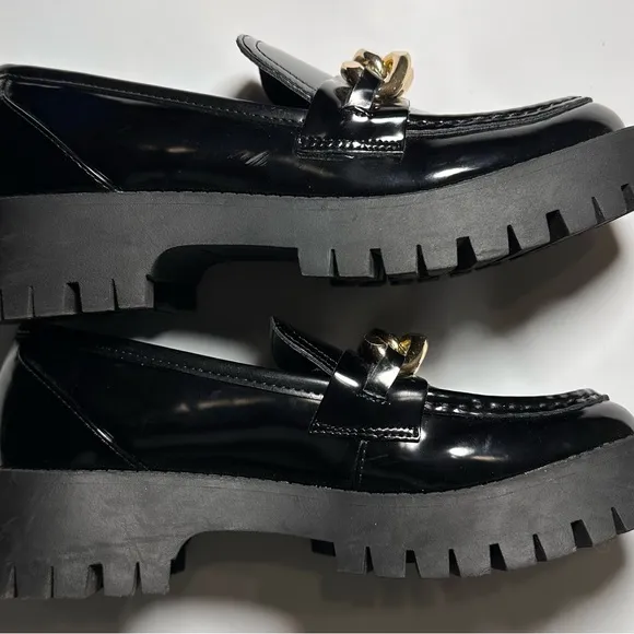 Guess Womens Hillford Chunky Black Patent Leather Gold chain Loafers Sz 7.5