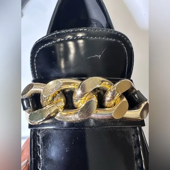 Guess Womens Hillford Chunky Black Patent Leather Gold chain Loafers Sz 7.5