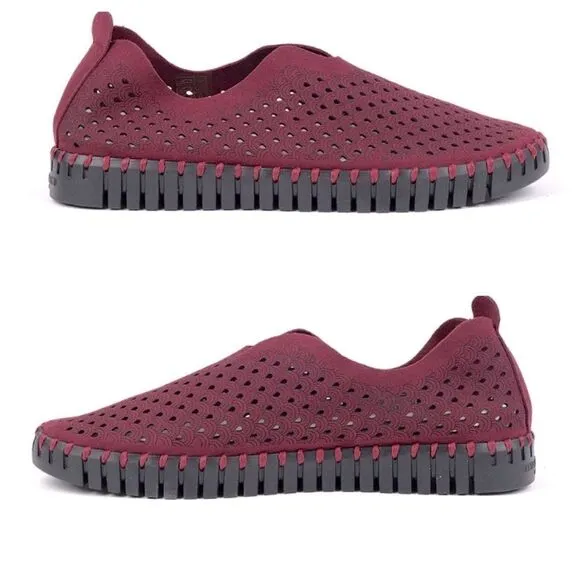 ILSE JACOBSEN TULIP PERFORATED SLIP-ON SNEAKERS