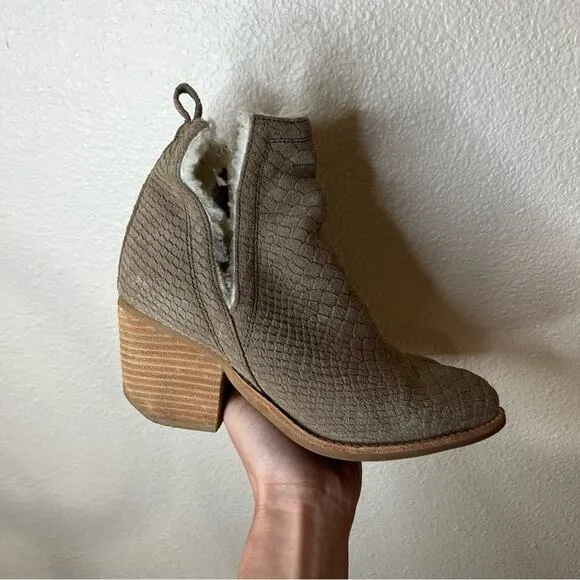 Jeffrey Campbell Orwell taupe textured Sherpa lined heeled booties boots 7