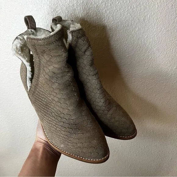 Jeffrey Campbell Orwell taupe textured Sherpa lined heeled booties boots 7
