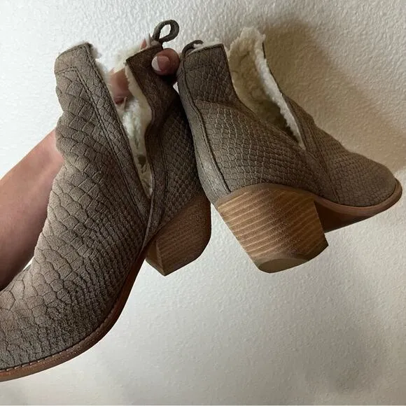 Jeffrey Campbell Orwell taupe textured Sherpa lined heeled booties boots 7