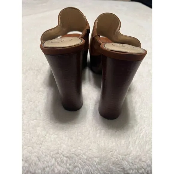 Jessica Simpson sexy platform slides