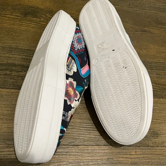 Johnny Was Blue Hutton Embroidered Slip On Sneakers Sz. 41