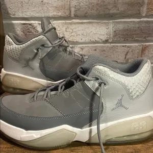Jordan Max Aura 3s