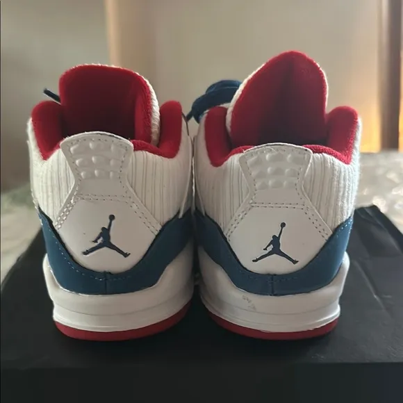 Jordan Retro 4 Blue and Red Sneakers with Breathable Mesh and Contrasting Sole