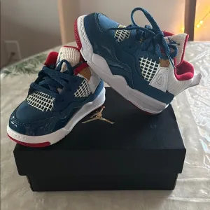 Jordan Retro 4 Blue and Red Sneakers with Breathable Mesh and Contrasting Sole