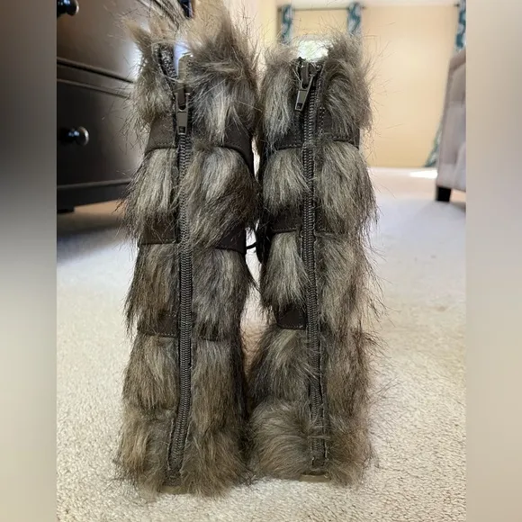 Joyfolie Kids Boots in Faux Wolf Fur Size 3