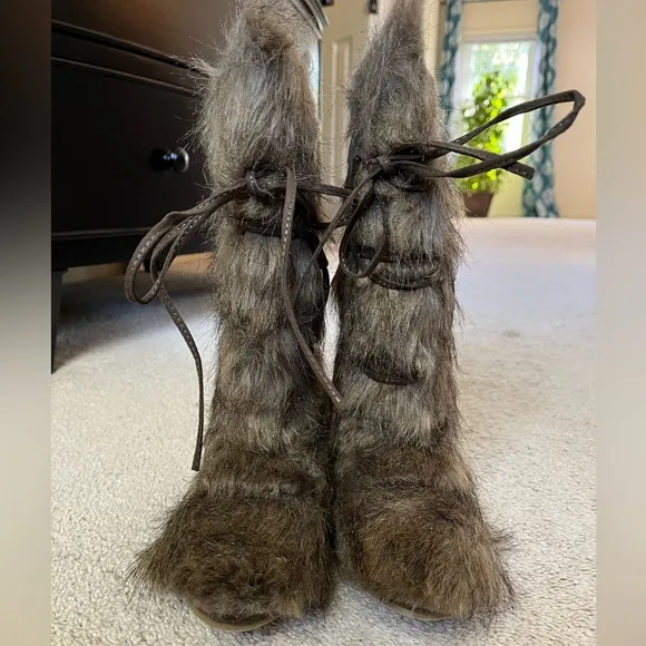 Joyfolie Kids Boots in Faux Wolf Fur Size 3