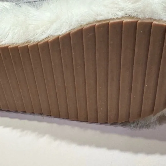 Joyfolie Lexi cream Winter Boots. Excellent Condition. Size 10