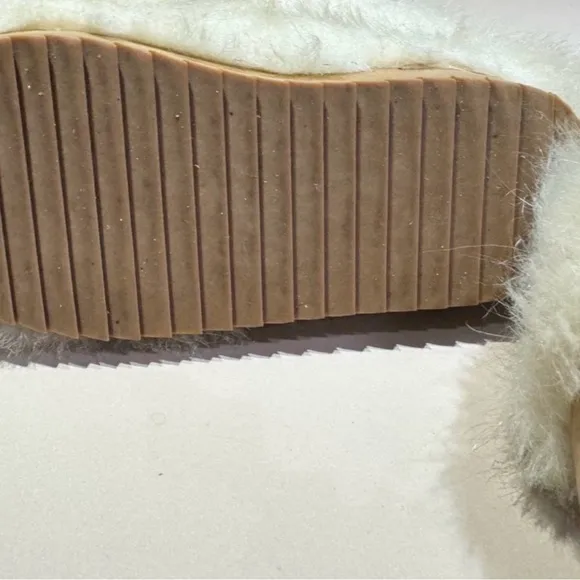 Joyfolie Lexi cream Winter Boots. Excellent Condition. Size 10