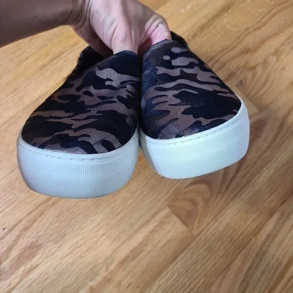 J/SLIDES Size 8.5 Ariana Camo Slip On Sneakers