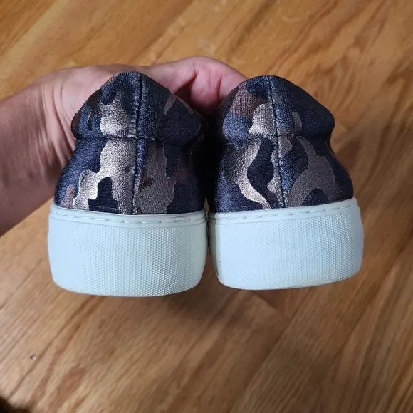 J/SLIDES Size 8.5 Ariana Camo Slip On Sneakers