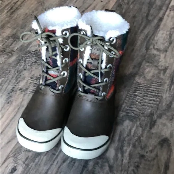 Keen unisex waterproof big kid boots size 5.5
