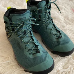 KEEN Venture mid high waterproof hiking boots