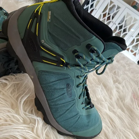 KEEN Venture mid high waterproof hiking boots