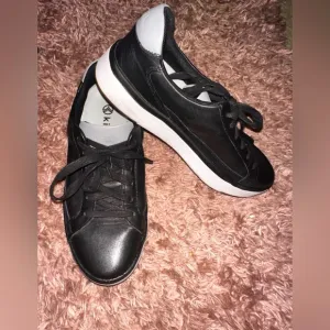 Kizik Black Leather slip on Sneakers M 6 W 7.5 comfort shoe casual athleisure